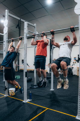 Séance de tractions au rack