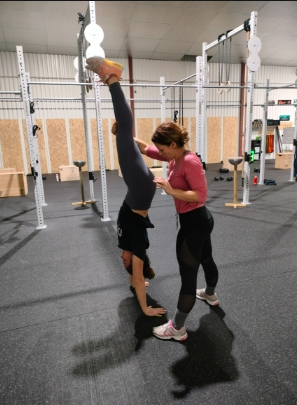 Handstand accompagné par la coach